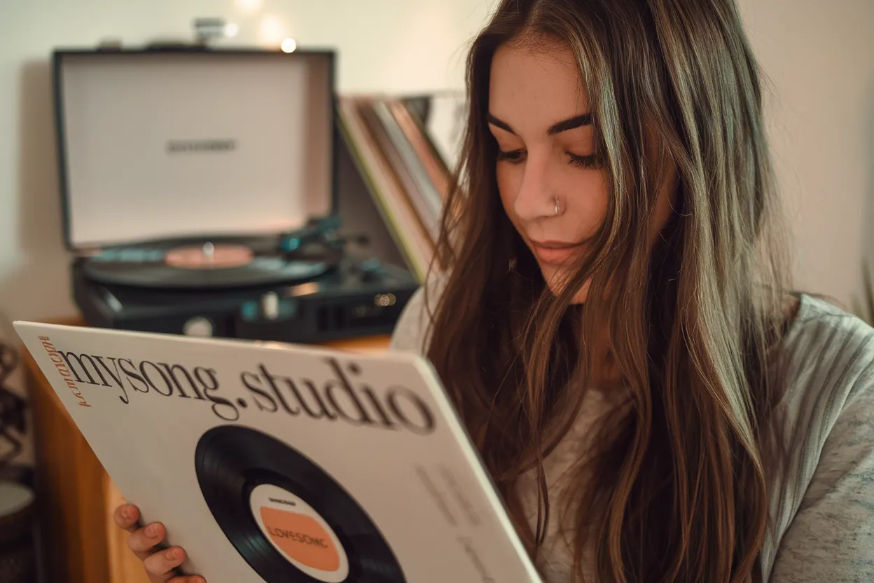 Eine personalisierte Schallplatte mit einem individuellen Songtitel und Design, junge Frau hält die Schallplatte in der Hand